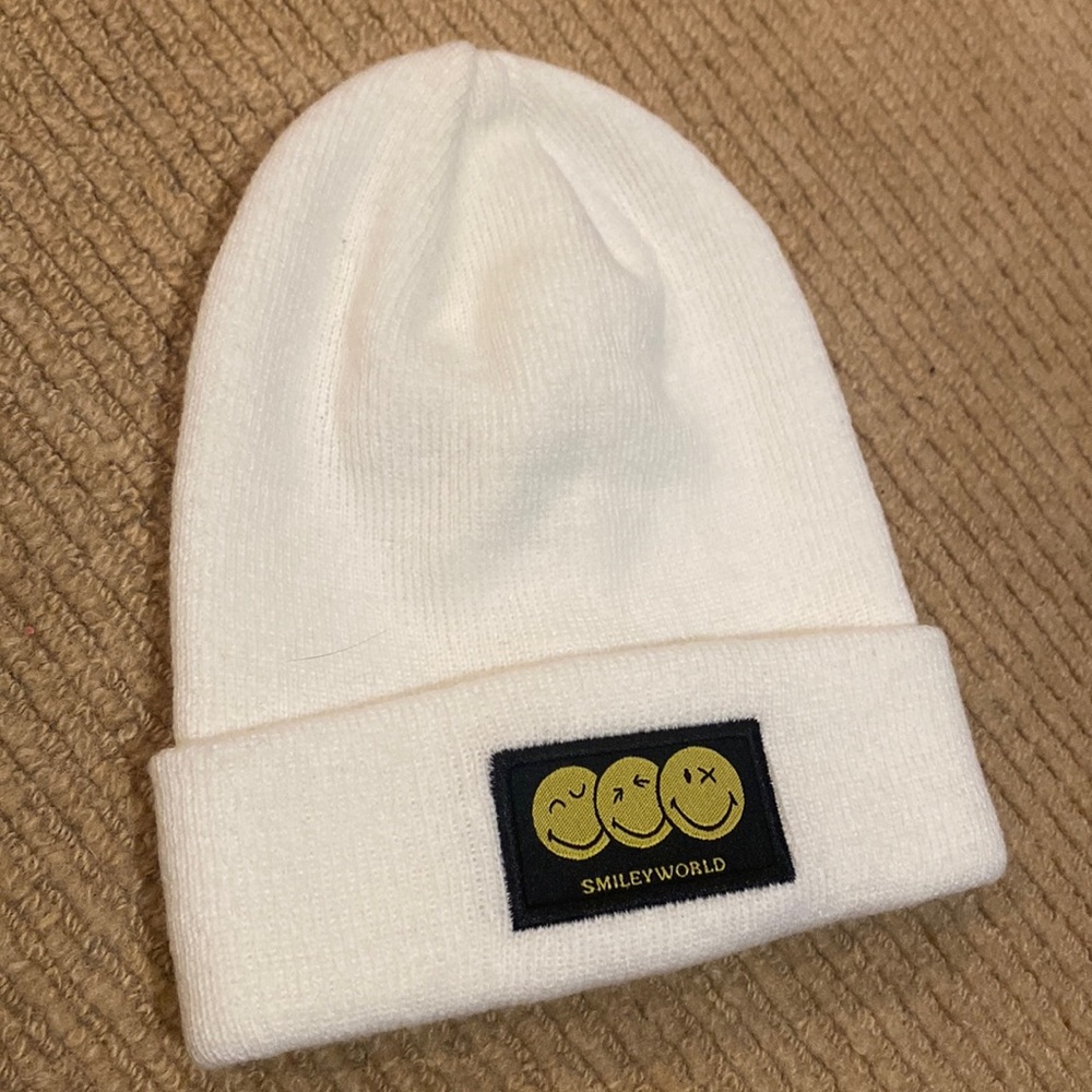 4/$10✨smiley world toque hat